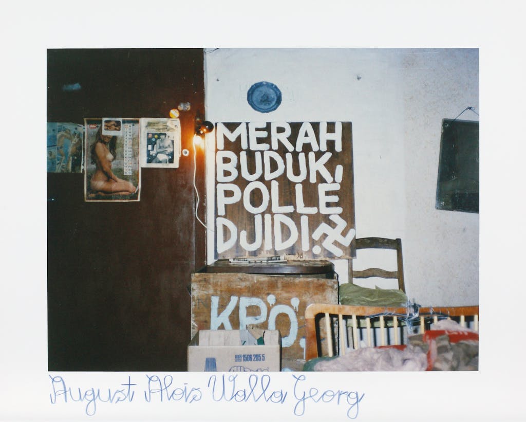 sans titre (Interieur mit Schrifttafel “MERAH BUDUK,…”) - © christian berst — art brut